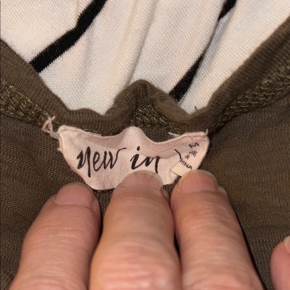 🌹NEW IN OLIVE POCKET TEE - Picture 3 of 5